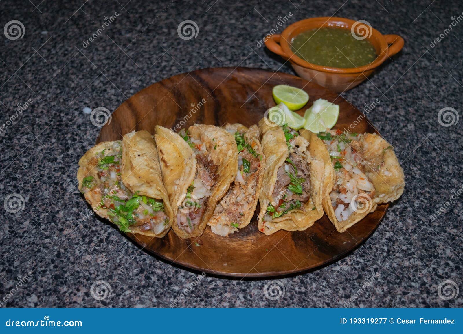 Tacos Callejeros Mexicanos Con Carne De Tripe Y Suadero Y Salsa Imagen de  archivo - Imagen de fresco, salsa: 193319277