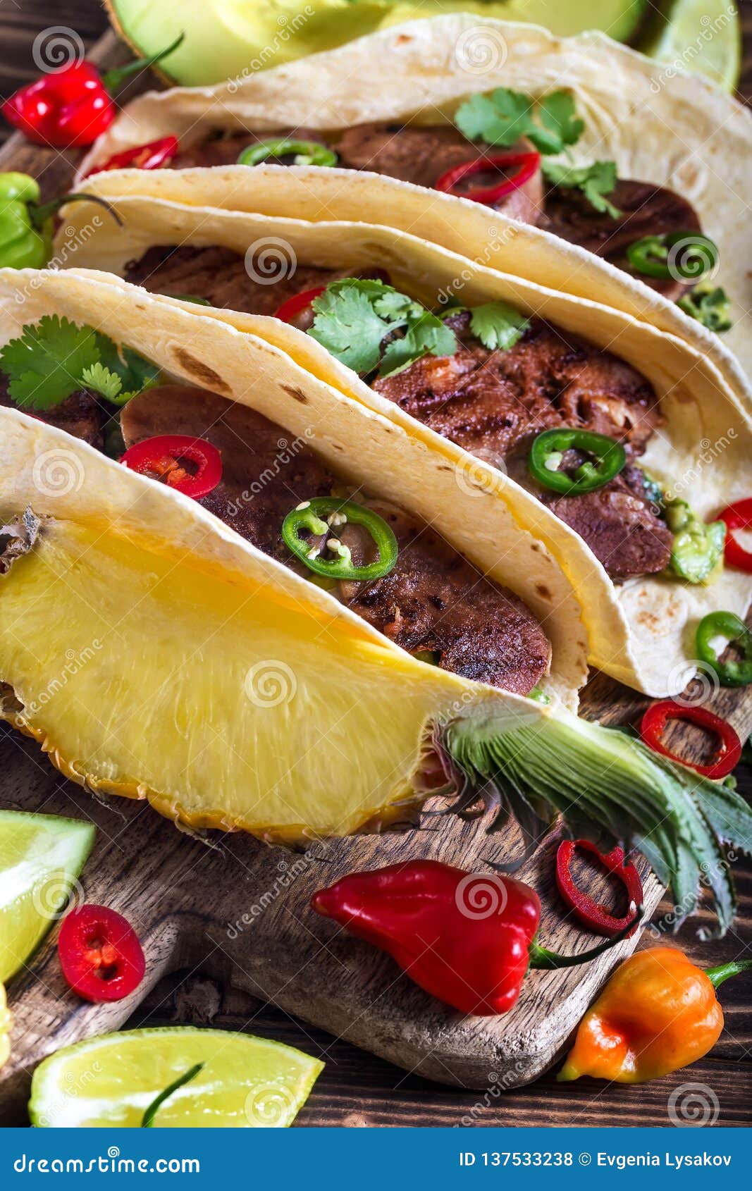 Tacos De La Lengua De Carne De Vaca Foto de archivo Imagen de