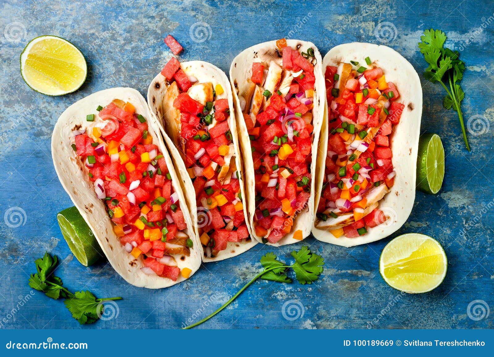 Tacos De Pollo Asados a La Parrilla Mexicano Con Salsa De La Sandía Imagen  de archivo - Imagen de endecha, fondo: 100189669