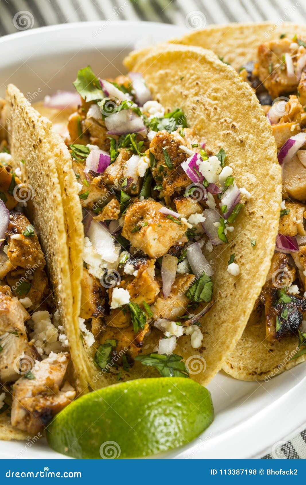 Tacos De Pollo Hechos En Casa Con La Cebolla Foto de archivo Imagen