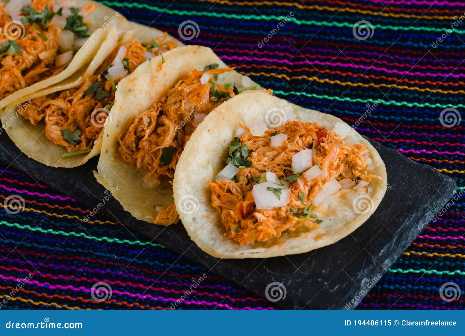 Tacos Mexicanos Llenos De Tinga De Pollo Sobre Un Fondo Textil Tradicional  Imagen de archivo - Imagen de comida, auténtico: 194406115