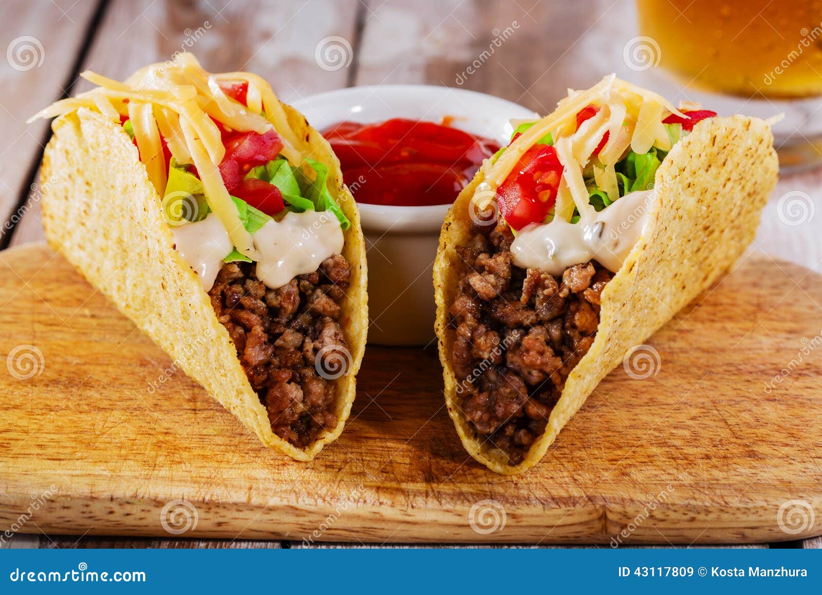 Tacos mit Hackfleisch stockbild. Bild von tomate, platte - 43117809
