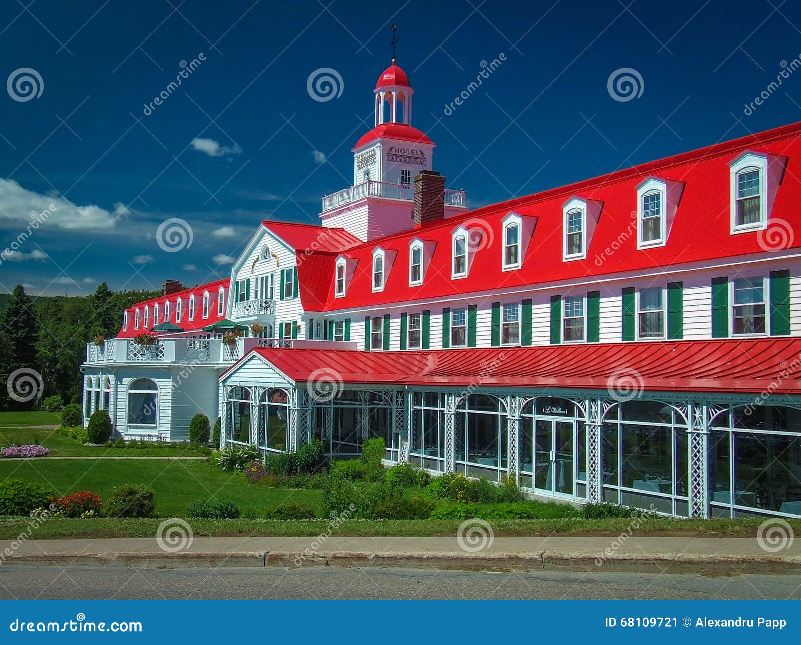 Tadoussac Lodge editorial photo. Image of heritage, green 68109721