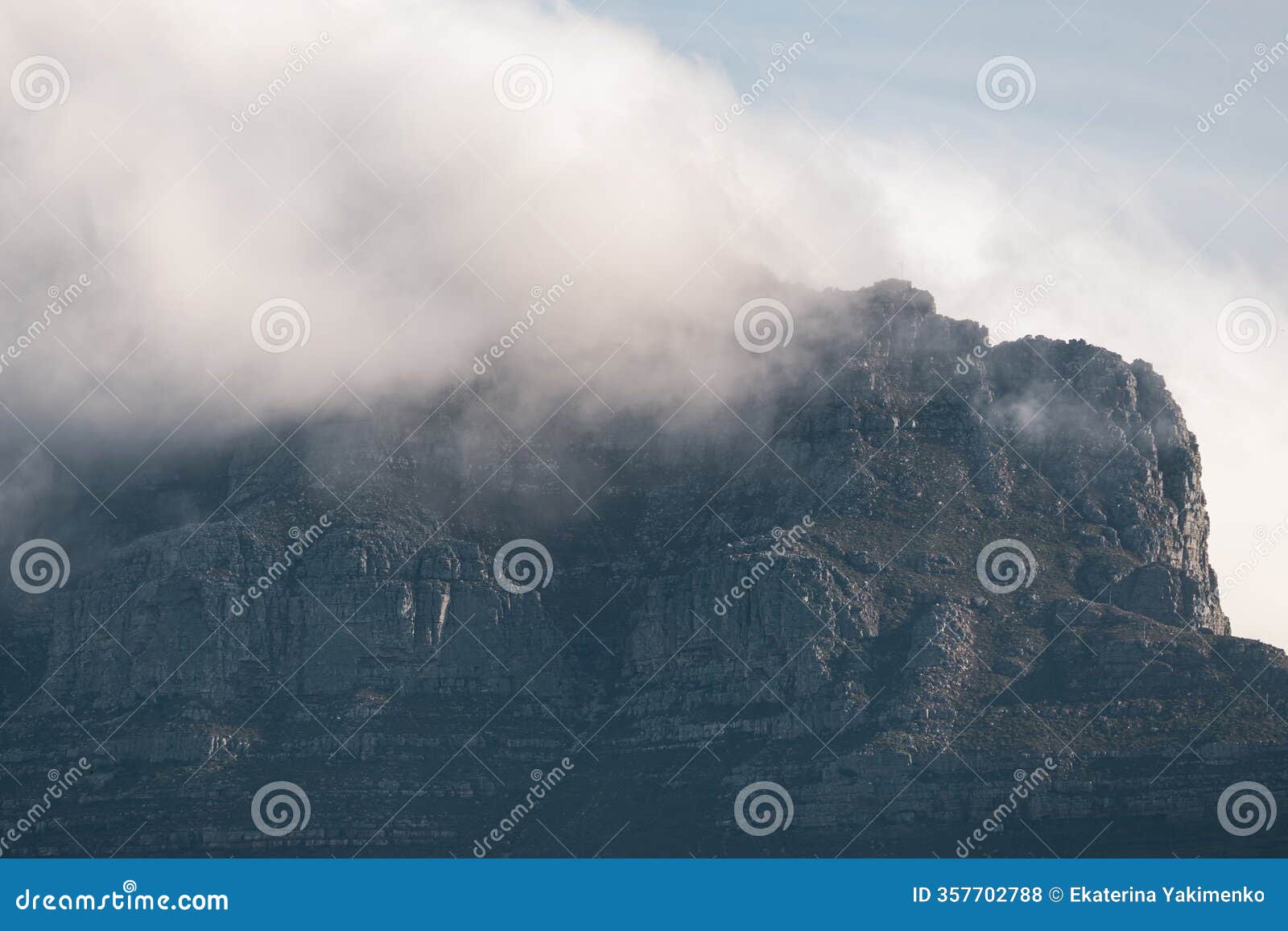 tafelberg, table mountain shrouded in fog, cape town