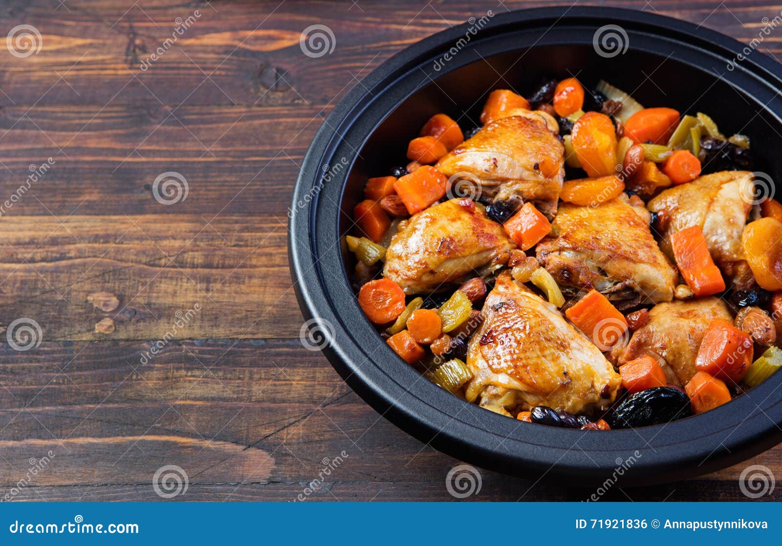 Tagine Mit Gekochtem Huhn Und Gemüse Traditionelle Marokkanische Küche ...