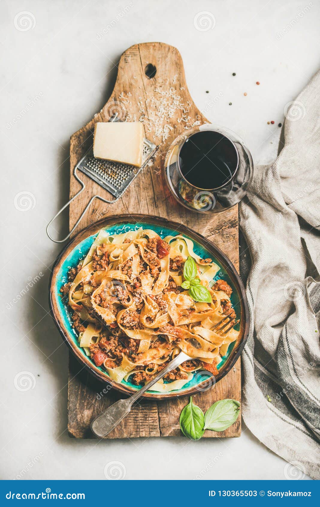 Welp Tagliatelle Bolognese Met Gehakt En Glas Rode Wijn Stock TT-91