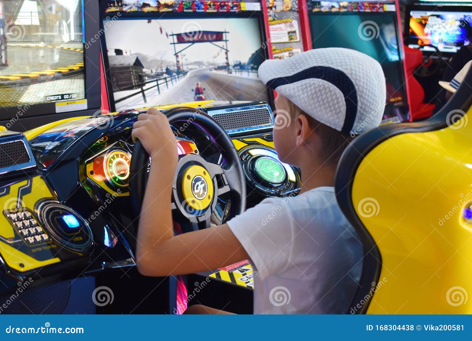 Tailândia Hua Hin Janeiro De 2020 Um Menino Joga Jogos De Computador No  Shopping Jogos De Simulador Jogo De Corrida De Automóveis Foto de Stock  Editorial - Imagem de brinquedo, menino: 168304438