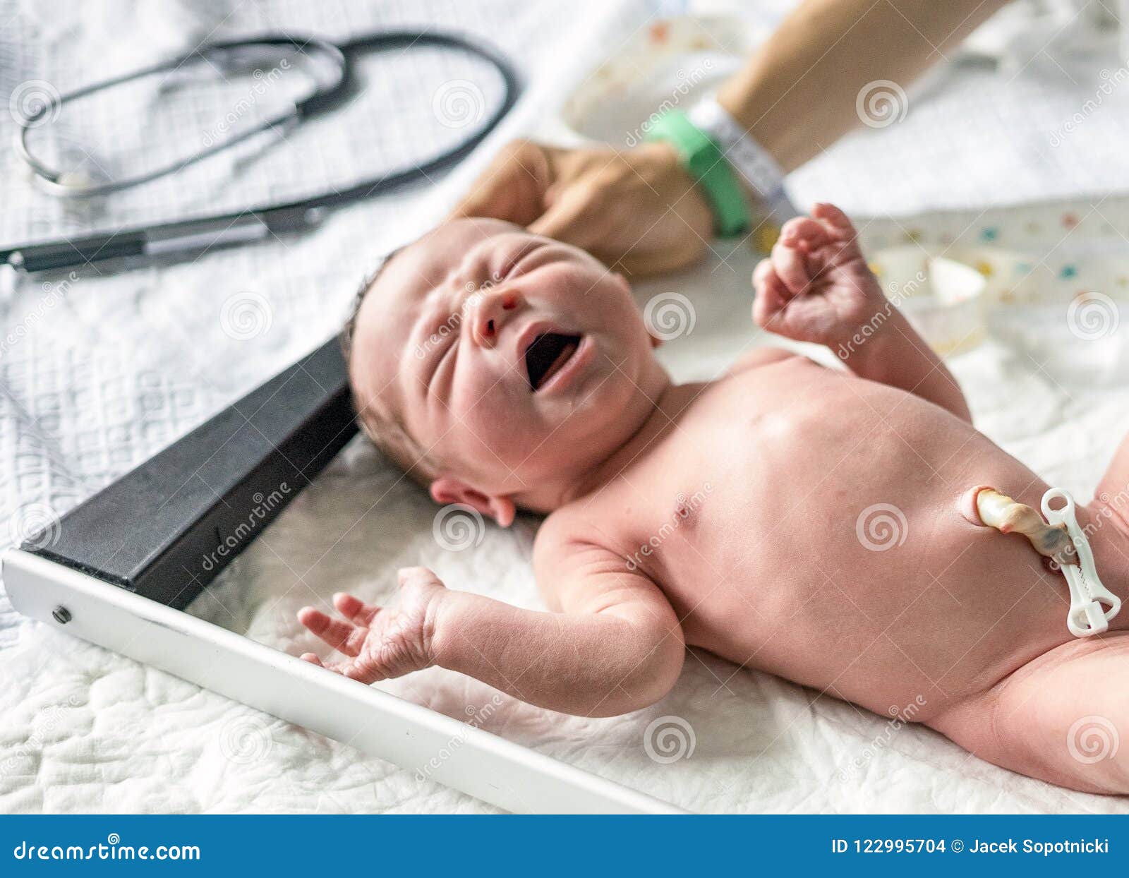 Taille De Mesure D Un Bebe Garcon Nouveau Ne Photo Stock Image Du Docteur Petit