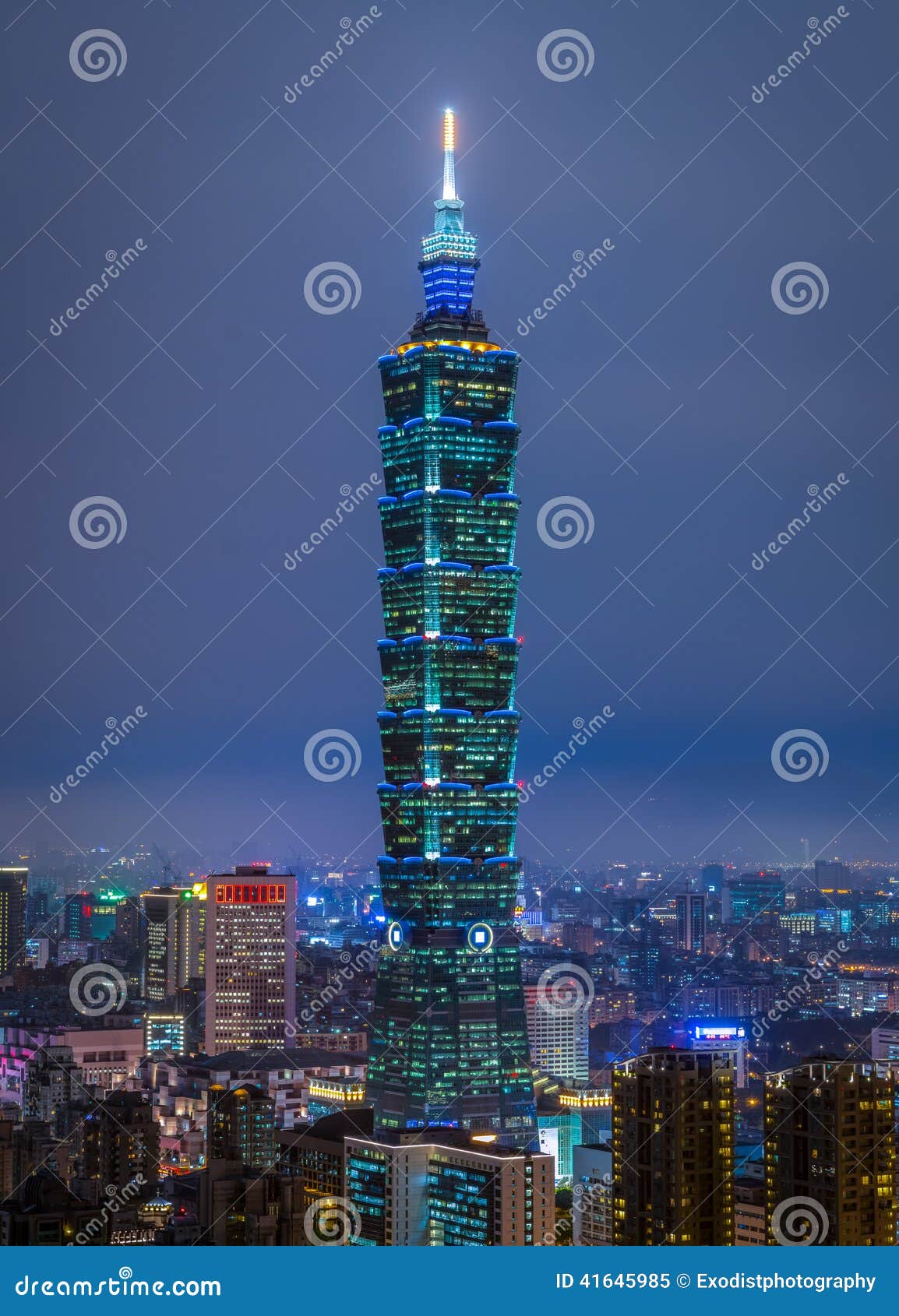 Taipei 101 na noite, Taiwan. Vista excitante de Taipei 101 tomado da montanha do elefante em Taiwan na noite