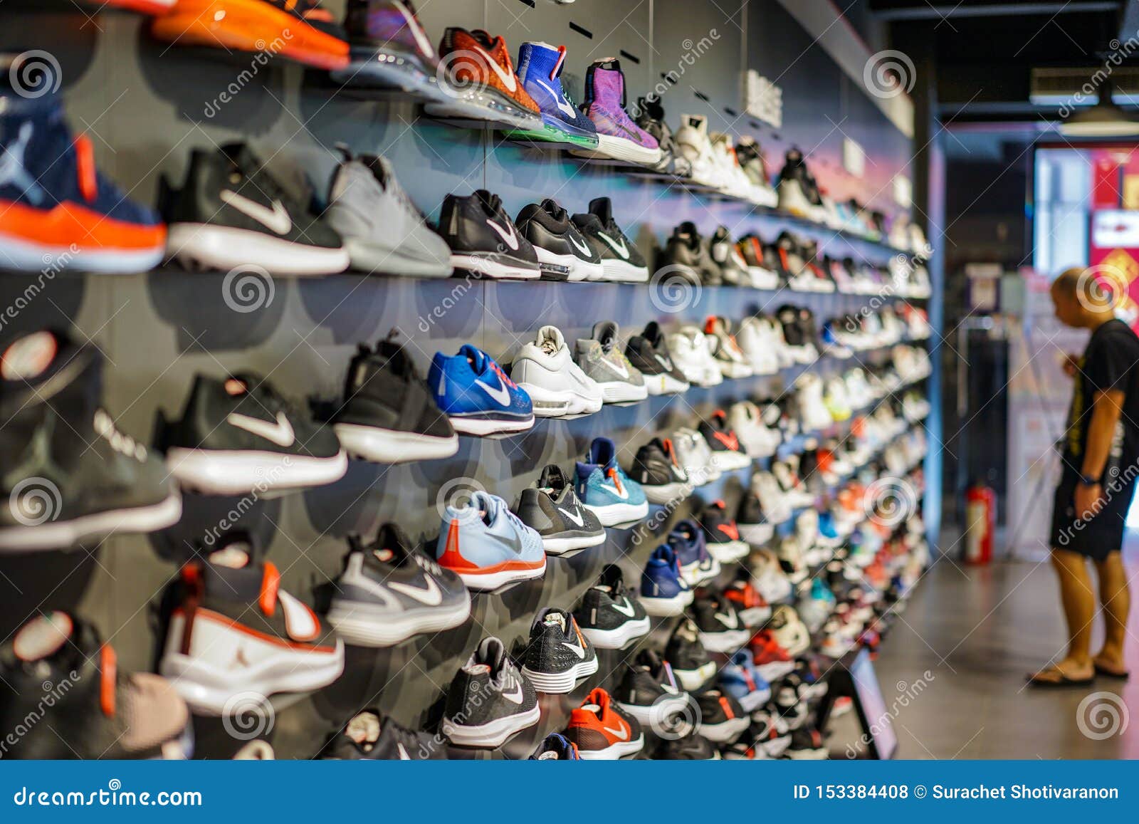 Taipei, TAIWÁN - 2 De Octubre De 2017: La Tienda Local De Nike En Taipei, Taiwán, Exhibe Los Zapatos Del Deporte En El Estante Pa Foto de archivo editorial - Imagen minorista, estante: 153384408