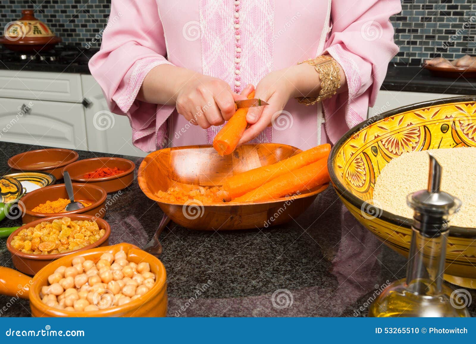 Nourriture traditionnelle de cuisine moderne images stock image ...