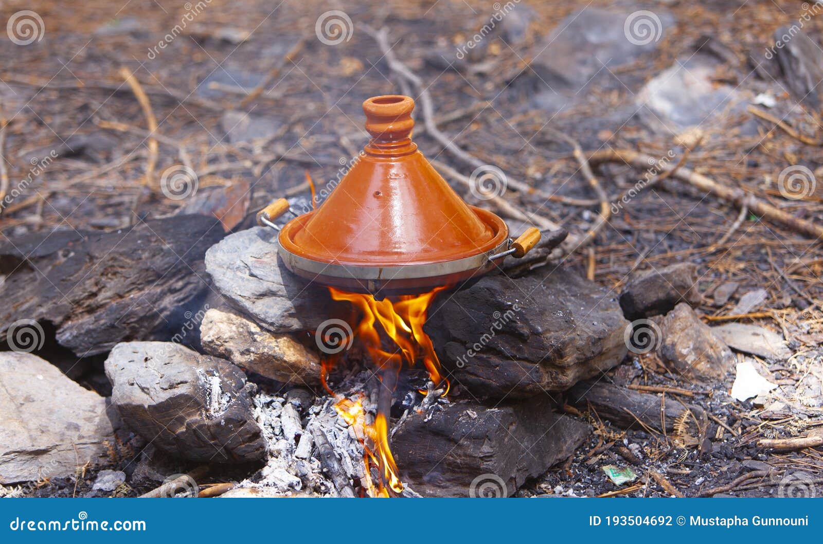 Tajines Marocains Cuits Au Feu De Bois Dans Une Marmite à Tajine Marocaine  Traditionnelle Sur Un Tajine De Boulettes De Viande à Feu Ouvert