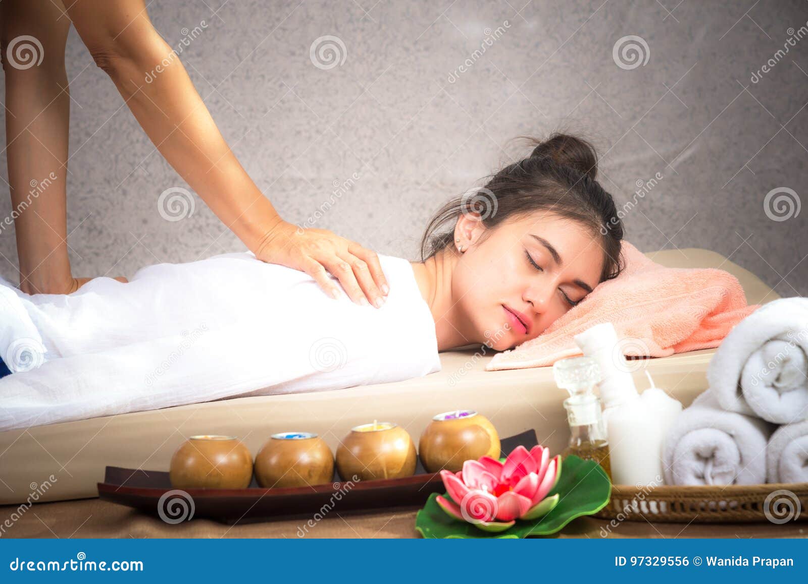 azjatycki masażystka pocierając duże wargi cipki