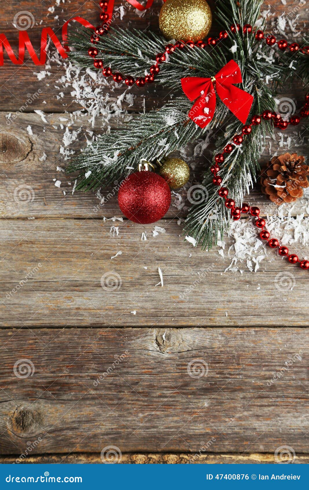 Tak Van Kerstboom Met Ballen Op Houten Achtergrond Stock Foto - Image ...