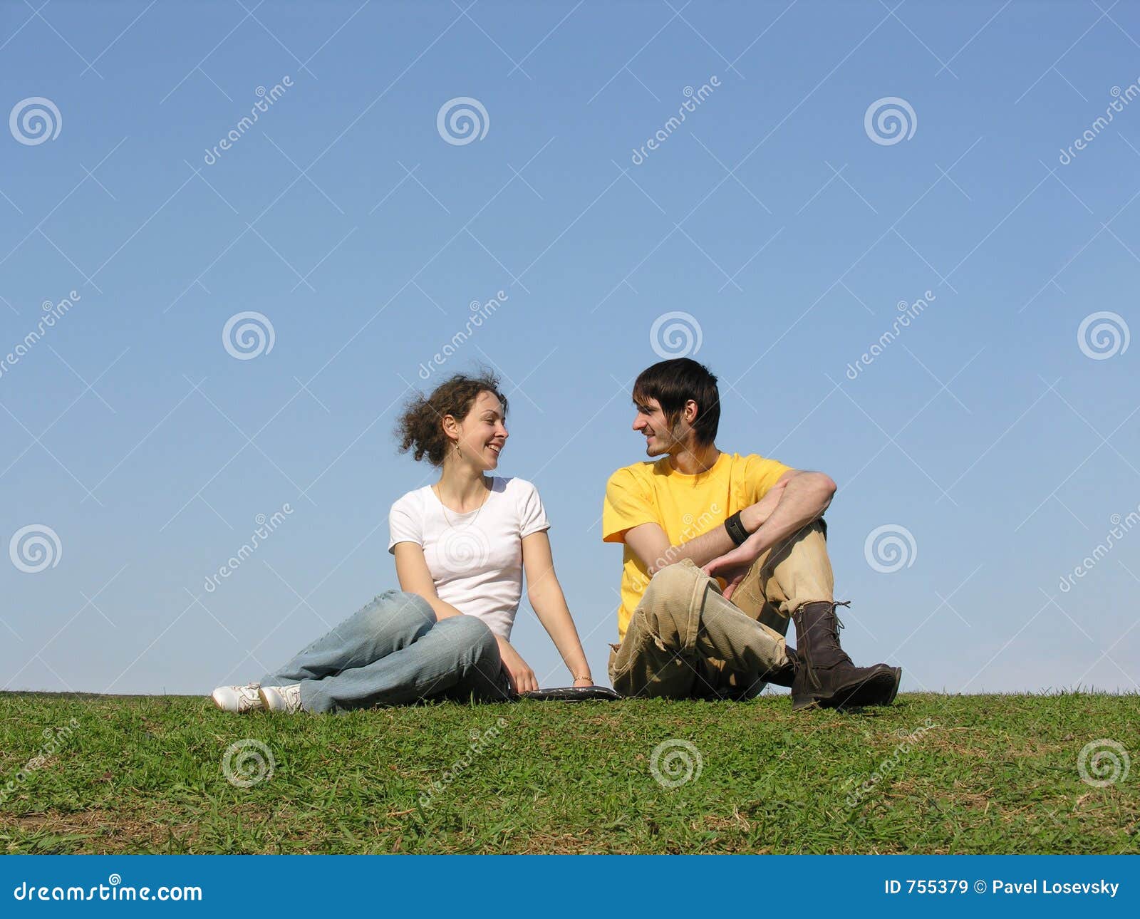 Идти друг напротив друга. Два человека сидят на траве. Пара сидит на траве. Человек сидит на траве. 2 Человека сидят на траве.