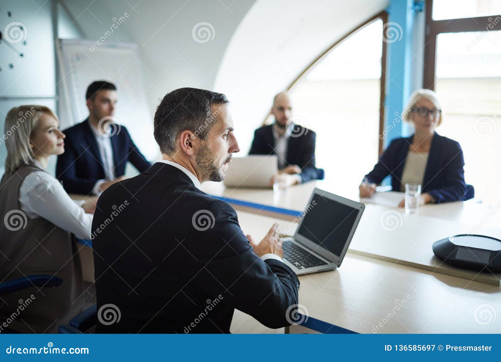 Talking to speaker stock image. Image of consulting 136585697