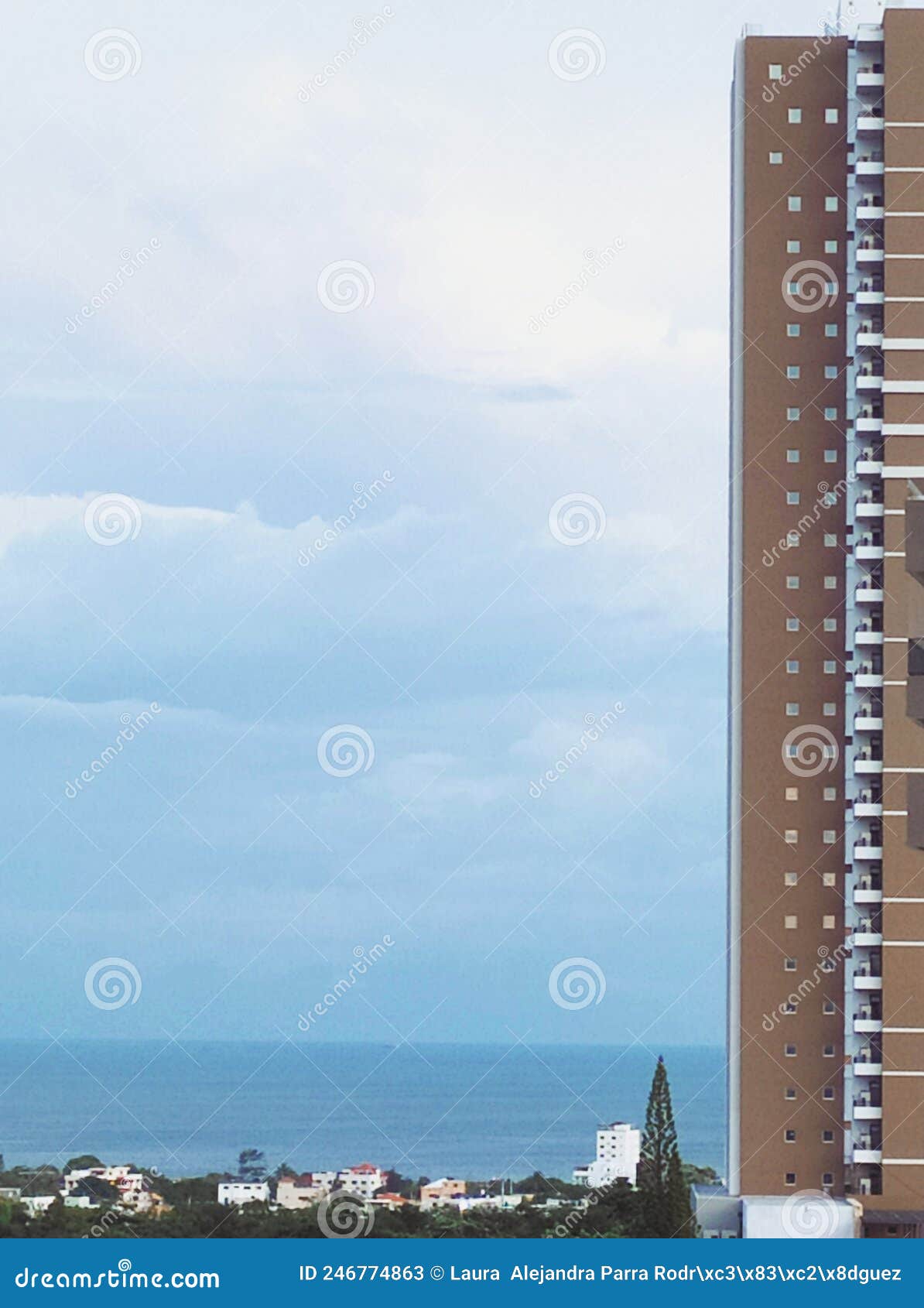 a tall building facing the sea. un alto edificio frente al mar.