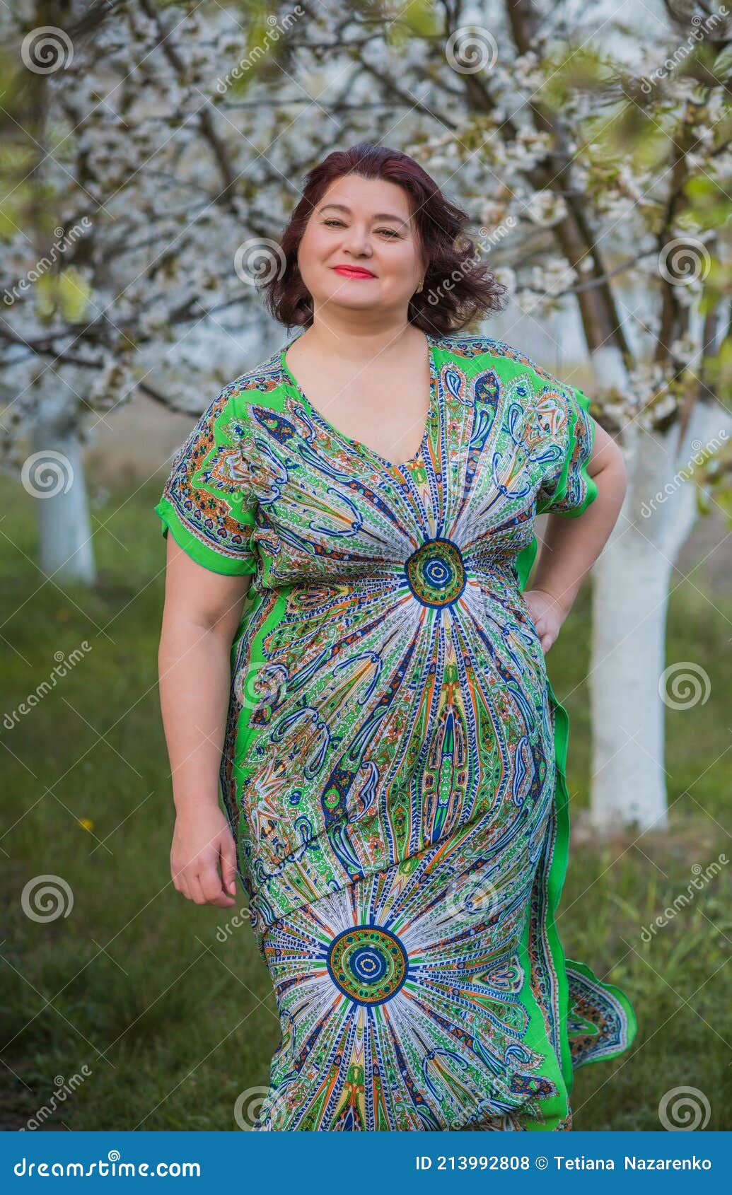 Grande Mujer Usar Vestido De Algodón Oriental de - Imagen de mirada, recurso: