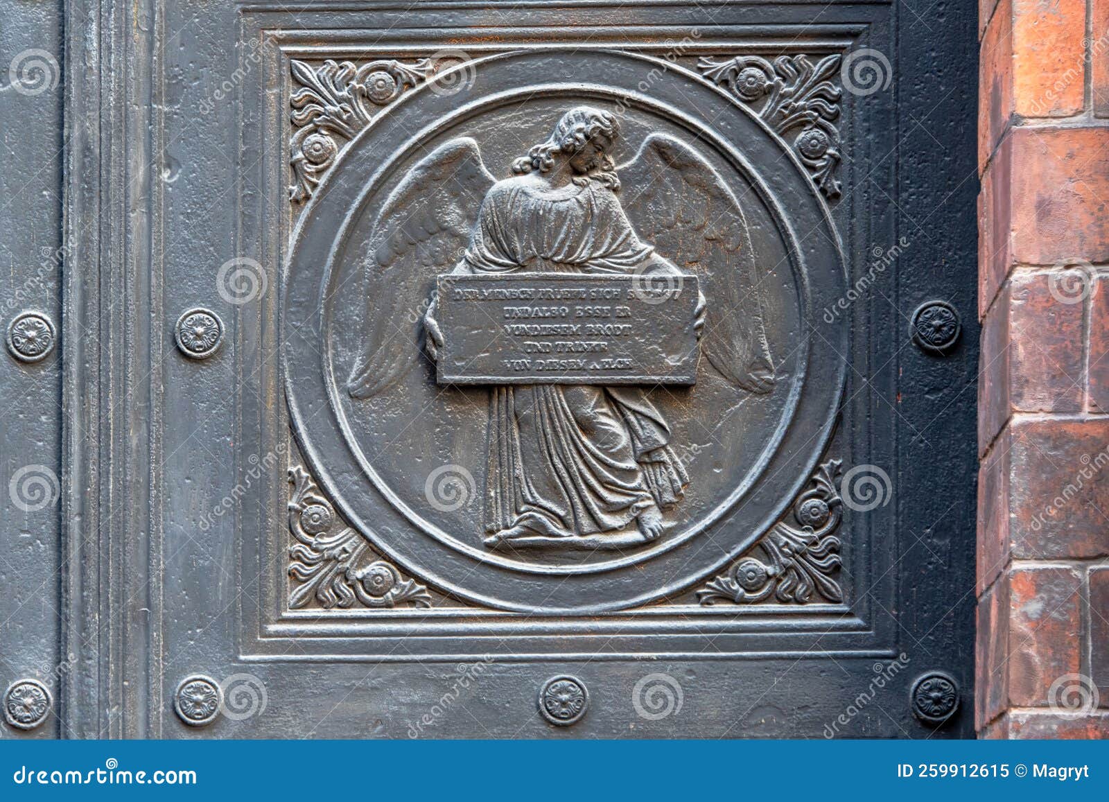 Tallado De ángel En Las Puertas De La Iglesia En Berlín Alemania. Detalle Del Panel Metálico En La Entrada De La Puerta Del Templo Imagen de archivo - Imagen de puerta, historia: Tallado De ángel En Las Puertas De La Iglesia En Berlín Alemania. Detalle Del Panel Metálico En La Entrada De La Puerta Del Templo Imagen de archivo - Imagen de puerta, historia: