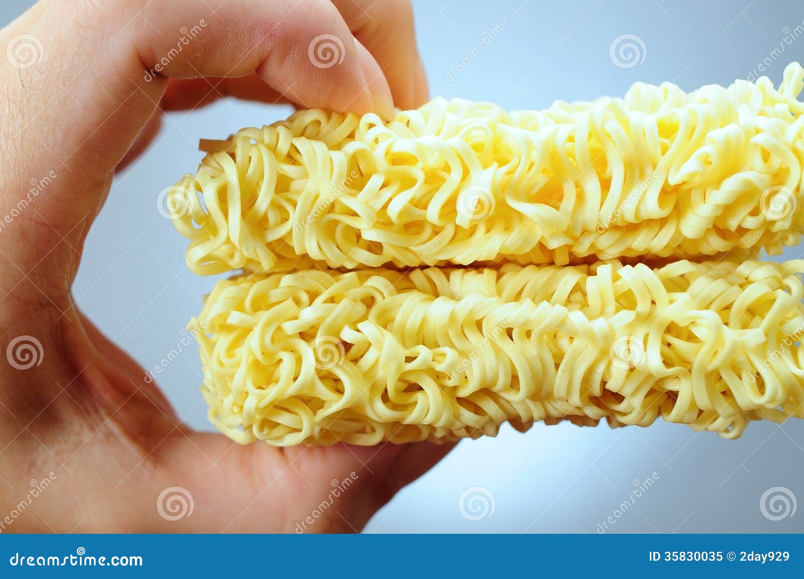 Imagen de sostener los tallarines inmediatos (Inmediato-Ramen).