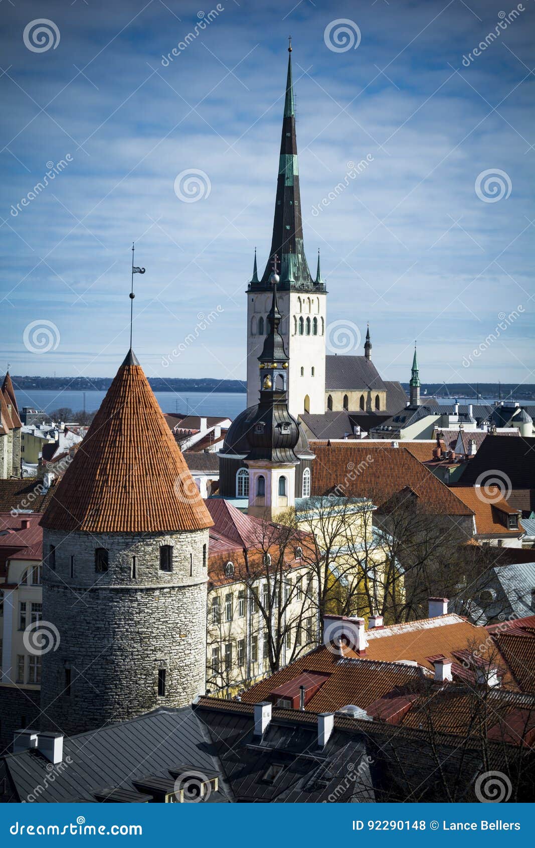 Tallinn-Hauptstadt von Estland in der Ostsee. Allgemeine Aussicht des malerischen Kapitals am sonnigen Nachmittag