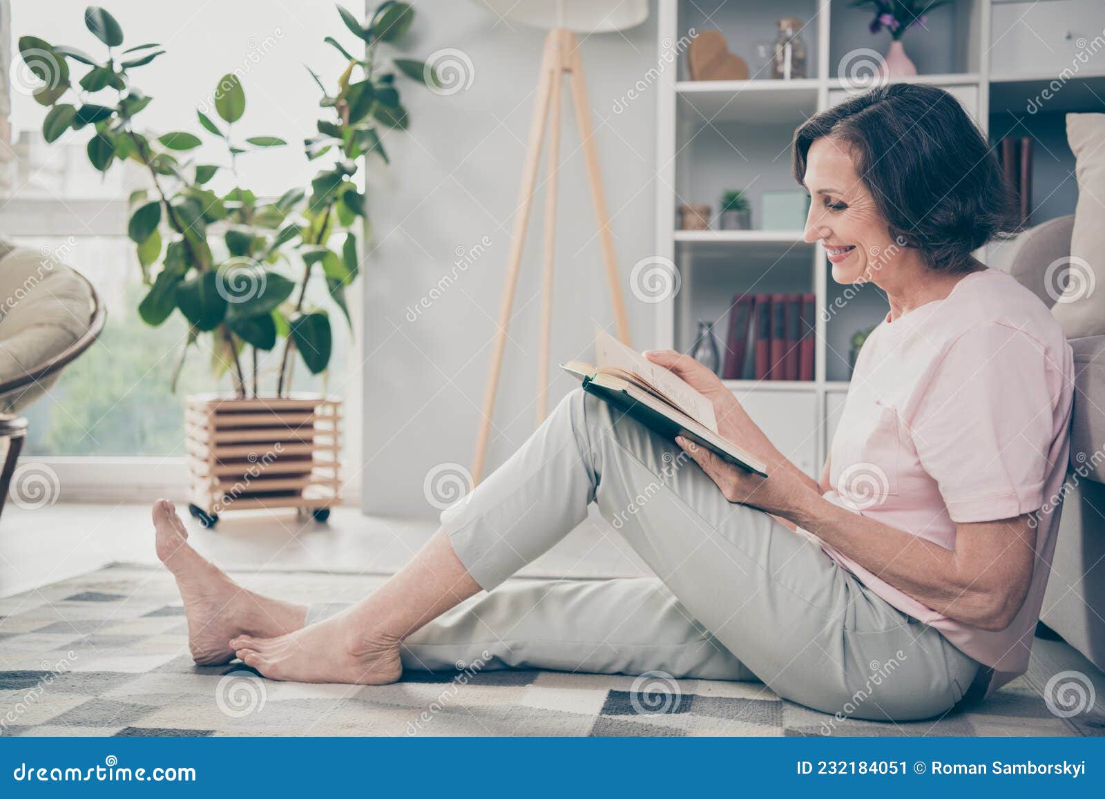 https://thumbs.dreamstime.com/z/tama%C3%B1o-de-cuerpo-completo-foto-perfil-lateral-mujer-mayor-sentada-en-el-suelo-con-ropa-casual-leyendo-libro-pasando-tiempo-libre-232184051.jpg