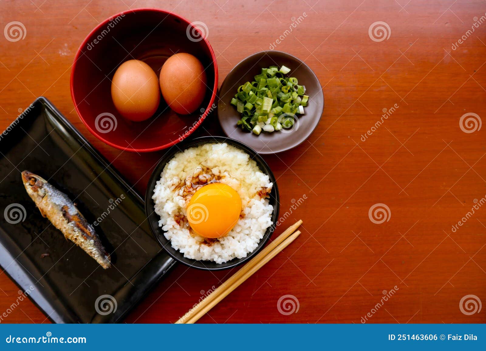 Giapponese di riso cotto con uovo crudo, Tamago kake gohan Foto