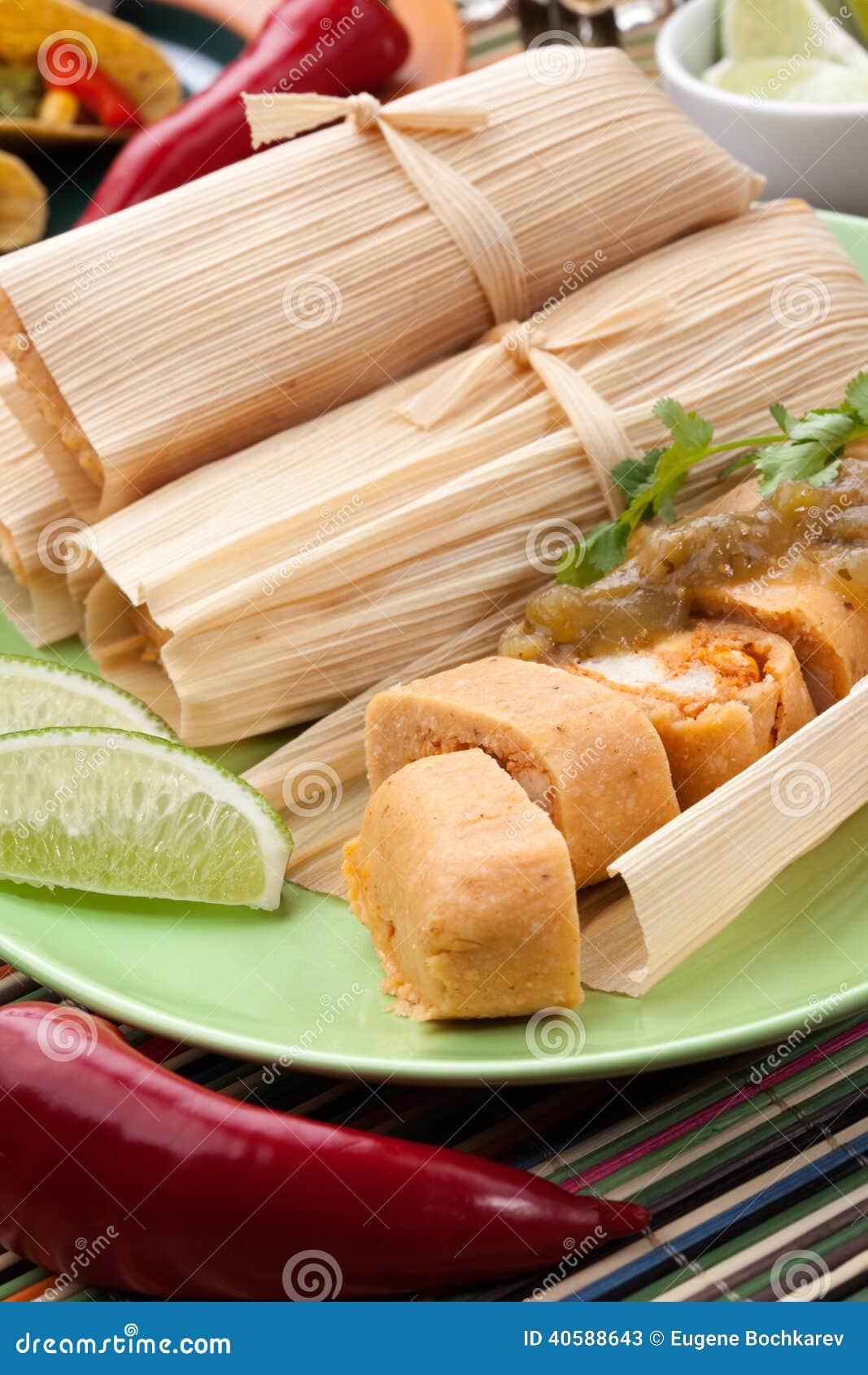 Tamales Del Pollo Con Salsa Verde Imagen de archivo - Imagen de asado ...