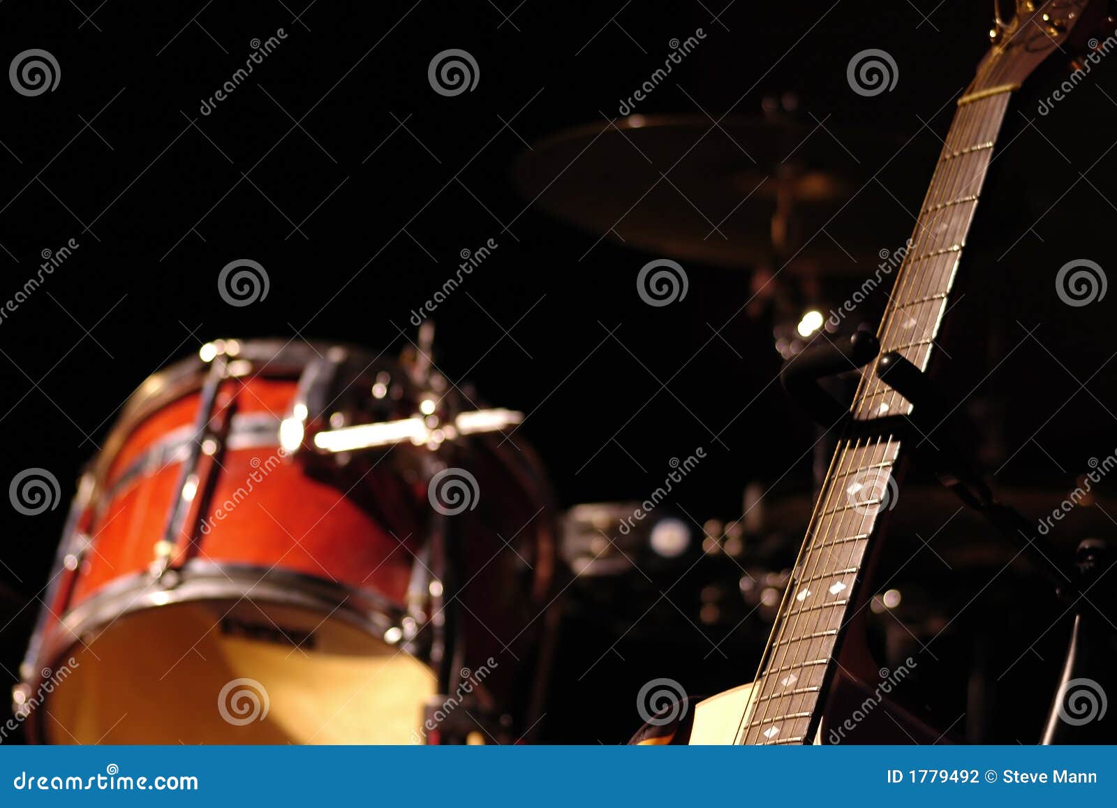 Tambor y guitarra foto de archivo. Imagen de ritmo, trastes 1779492