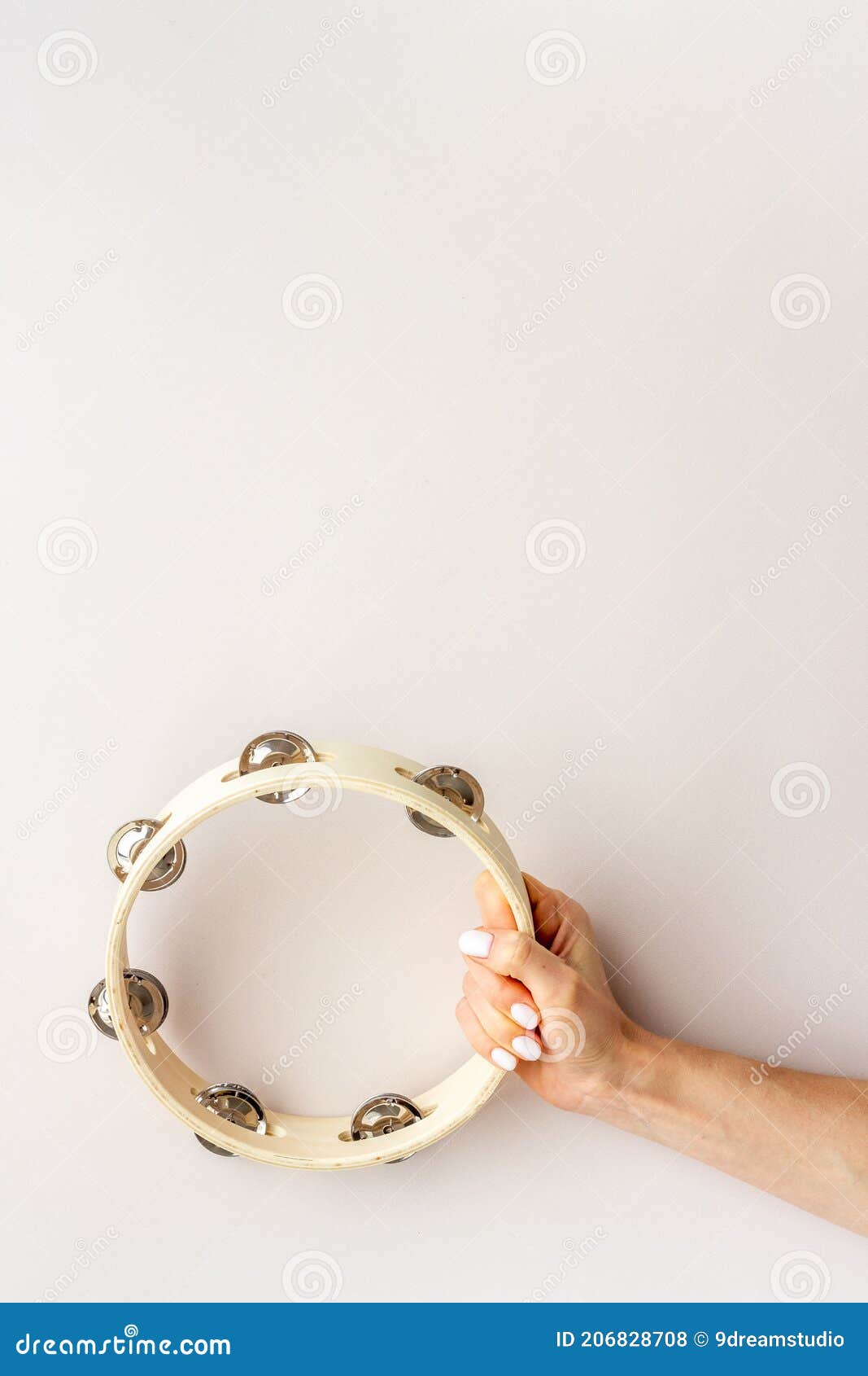 Tambourin En Bois à La Main. Vue De Dessus D'instrument De Musique à  Percussion Photo stock - Image du pilon, fond: 206828708