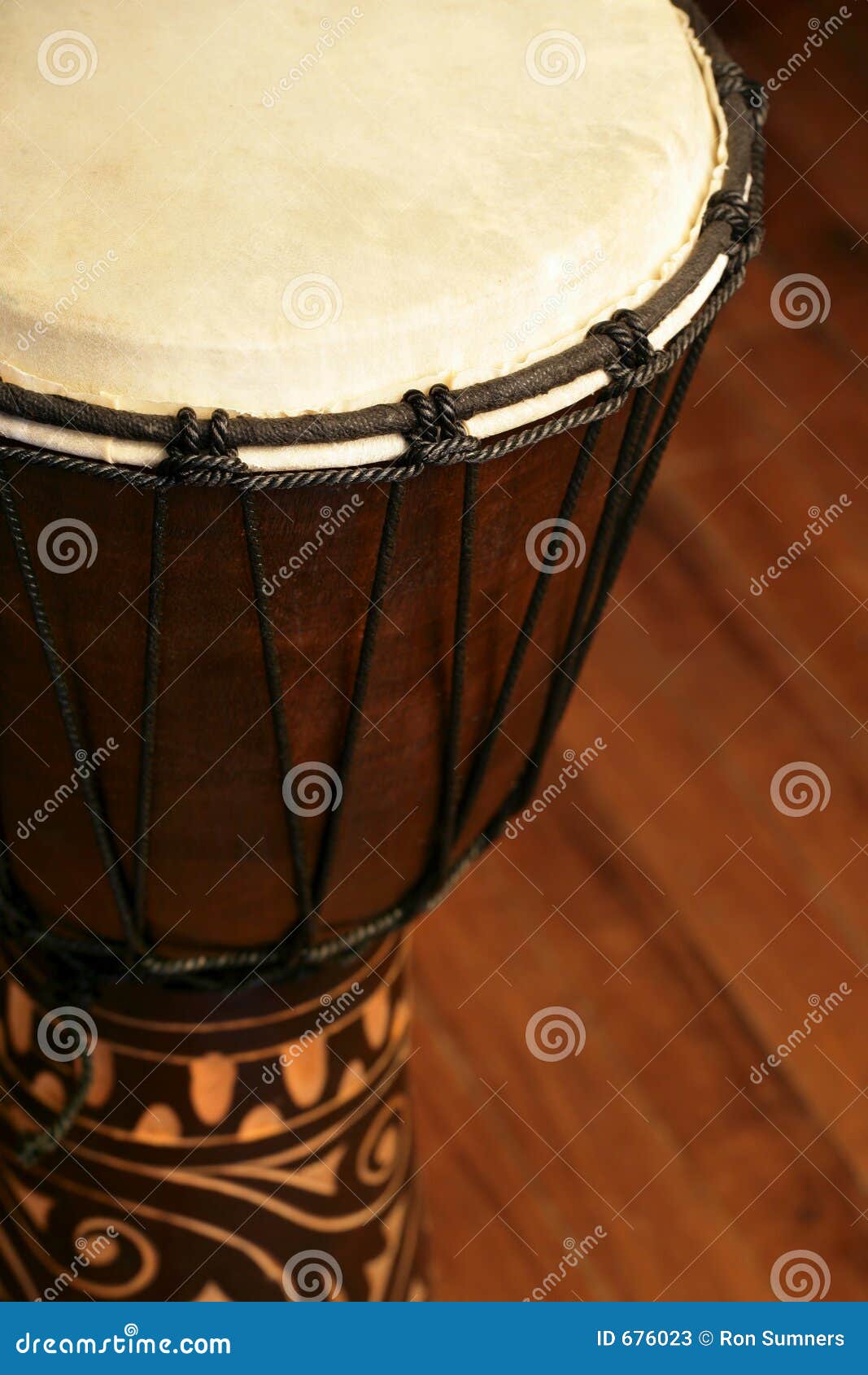 Tamburo africano di Djembe immagine stock. Immagine di chiusura 676023