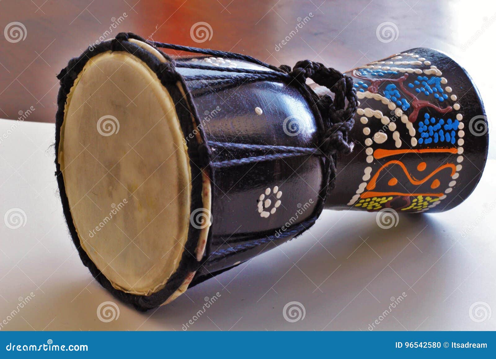 Tamburo africano di Djembe fotografia stock. Immagine di musica 96542580