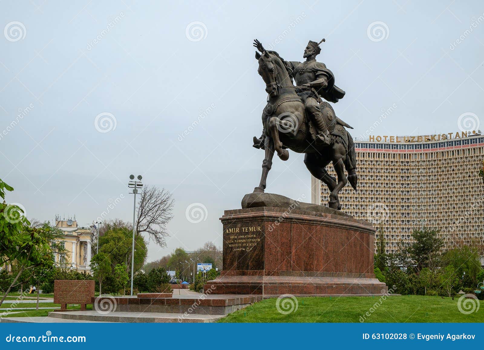 tamerlane-statue-tashkent-uzbekistan-capital-63102028.jpg