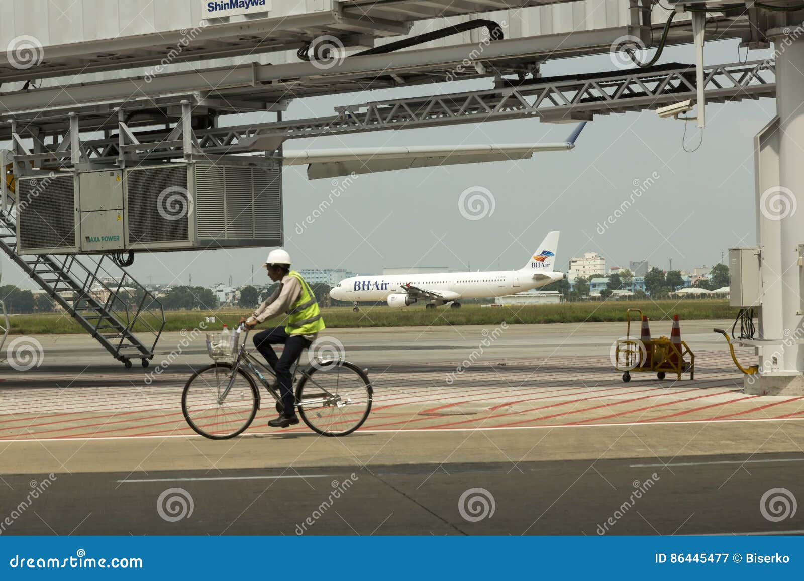 Tan Son Nhat International Airport Vietnam. Är den internationella flygplatsen för TÃ¢n SÆ ¡ n Nháº¥t den mest upptagna flygplatsen för Vietnam ` som s tjänar som mer än 22 miljon passagerareförehavanden per år Som av November 2015, hade det en sammanlagd kapacitet av endast 20 miljon passagerare, som har orsakat konstant blodstockning och gnist debatten för utvidgning eller byggande av en ny flygplats Det är också i topp 50 de mest upptagna flygplatserna i världen när det gäller behandlade passagerare, tjänande som Ho Chi Minh City såväl som vila av sydöstliga Vietnam