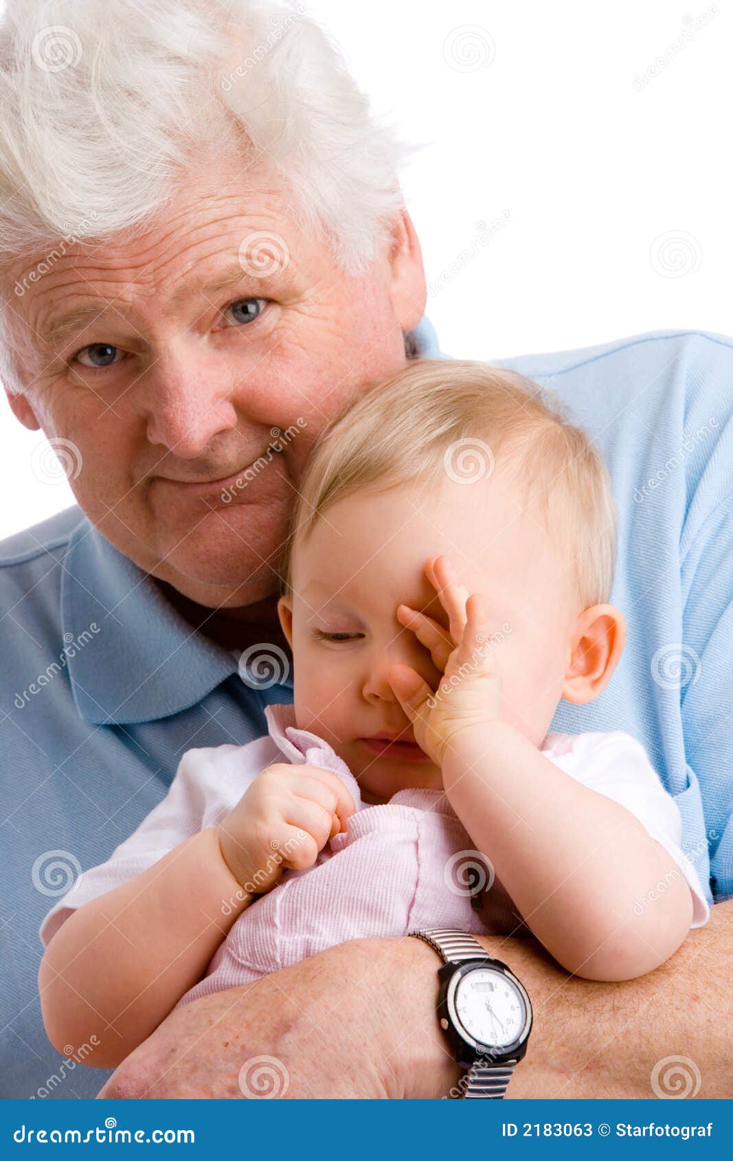 Tan soñoliento. Pequeño frotamiento lindo del bebé es ojos que son así que soñoliento, el granpa es explotación agrícola ella