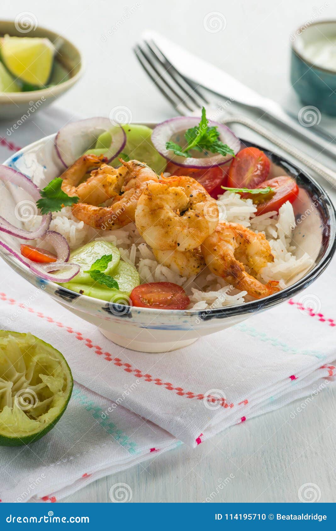 Tandoori-Garnelen Mit Reis Und Gehacktem Salat Stockfoto - Bild von ...