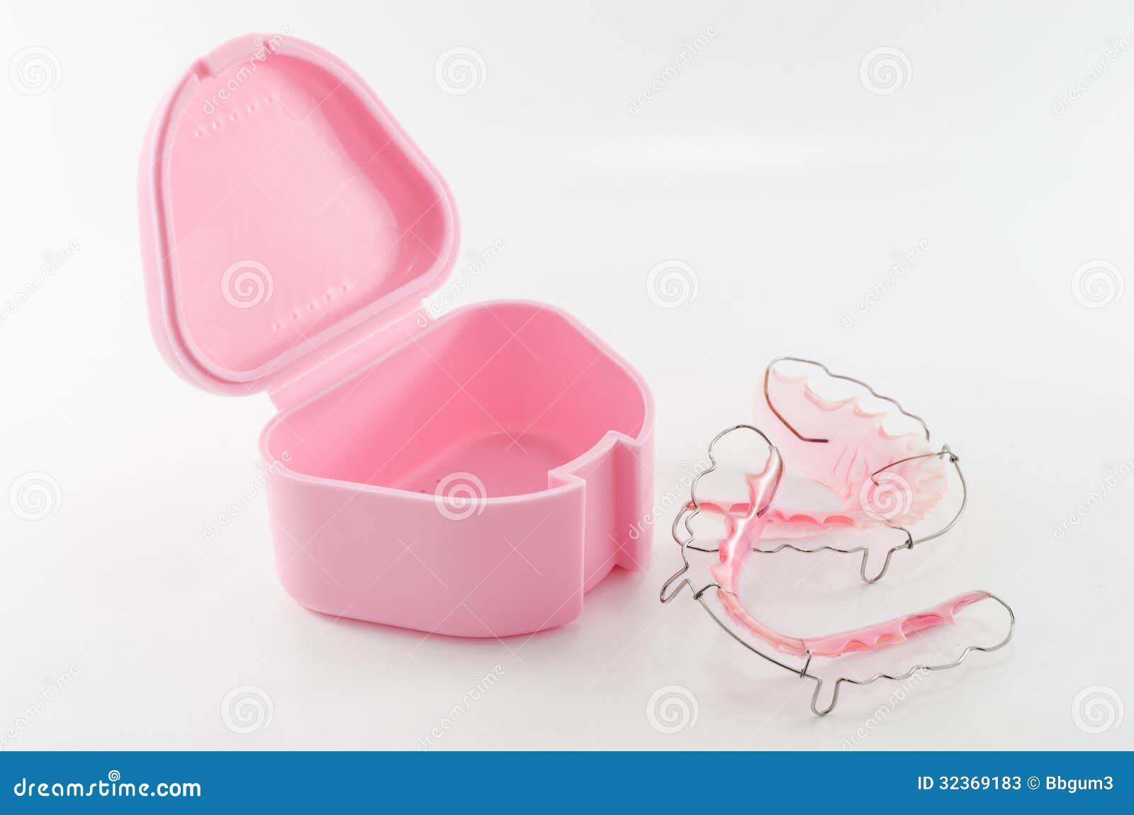 Tandsteunen met plastic geval op witte achtergrond. Tandsteunen of tandpal met klein roze plastic geval op witte achtergrond. Dit toestel is gebruik om tandboog na orthodontische behandeling te handhaven.