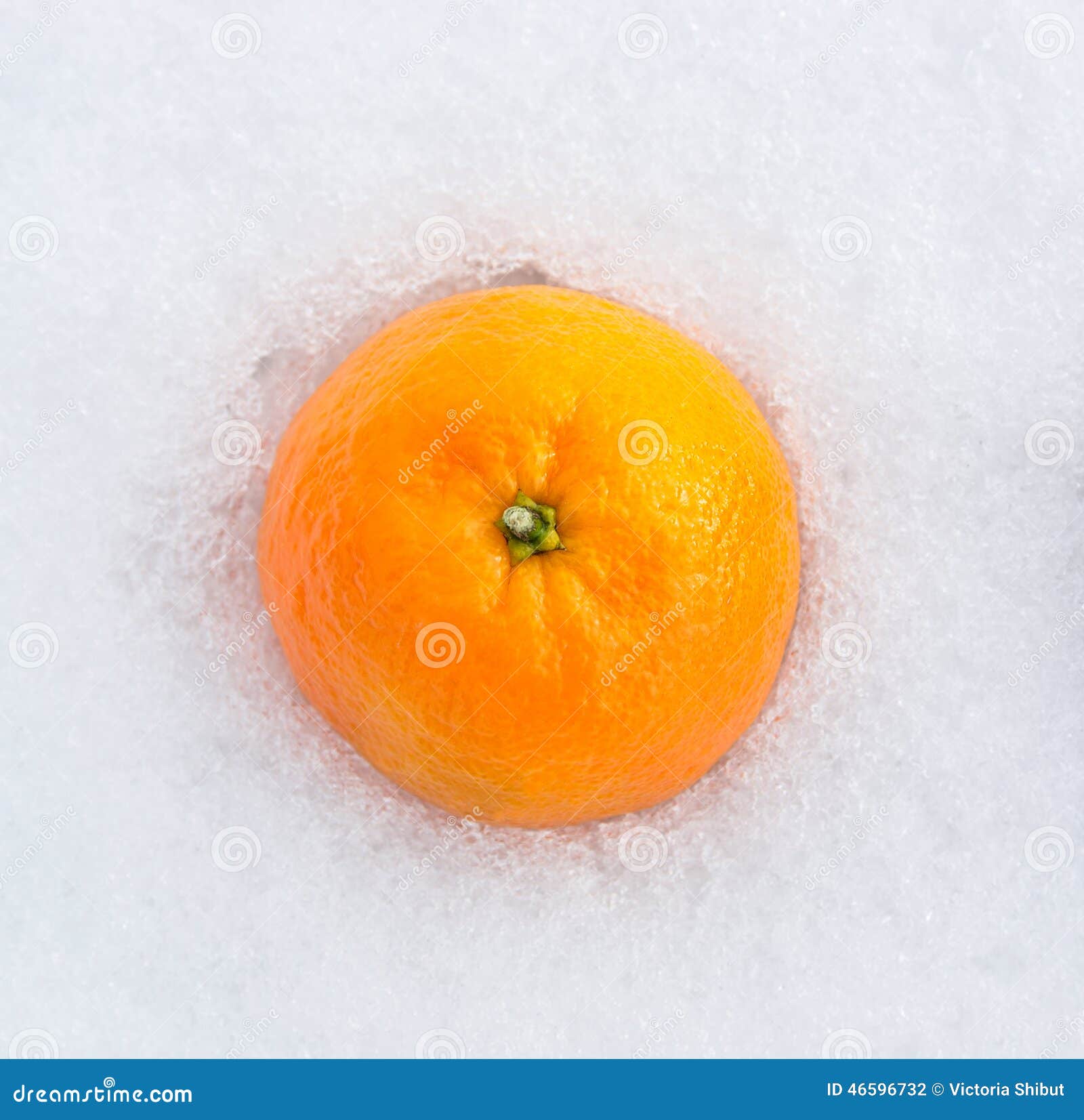 В пакете лежат мандарины. Апельсин на снегу вид сверху.