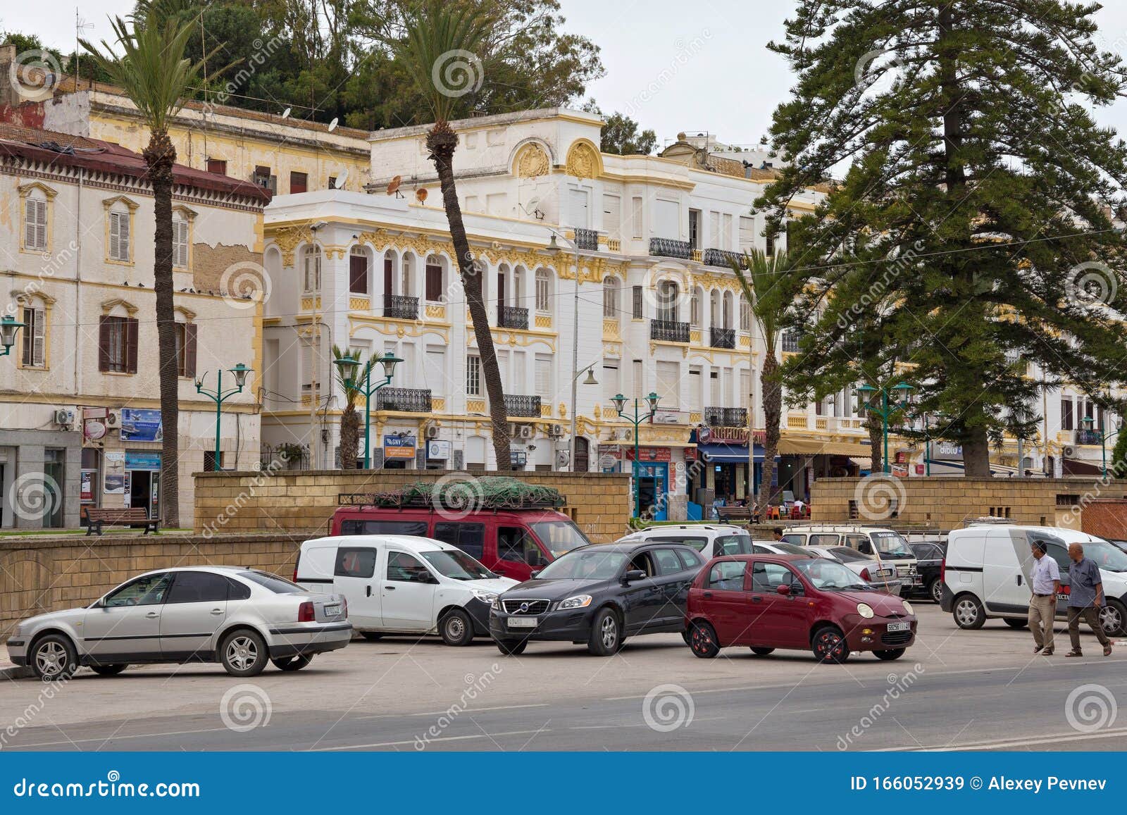 TANGIER, MAROCCO - 26 MAGGIO 2017: Vecchi edifici gialli in stile coloniale spagnolo nella parte storica di Tangier nel nord del Marocco