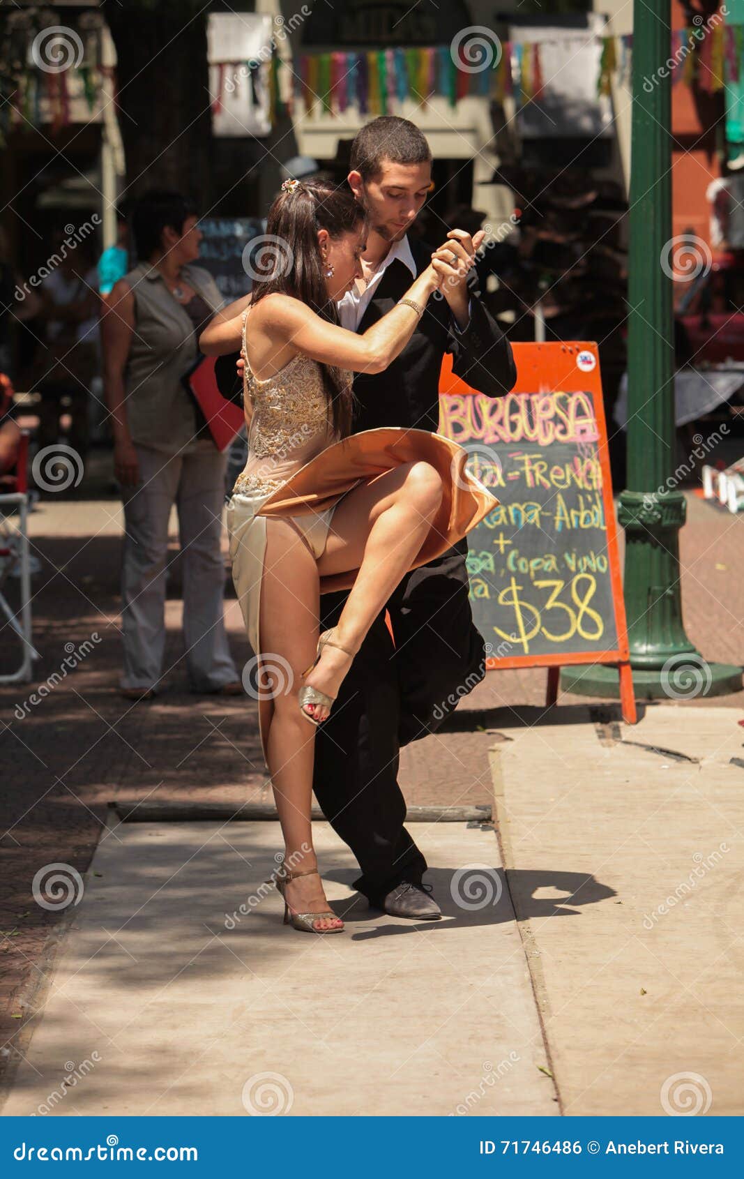 Tangostraat. In een klein vierkant in de bezige boulevard van San Telmo kunt u door die deskundige dansers van de Zondagentango worden gewaardeerd