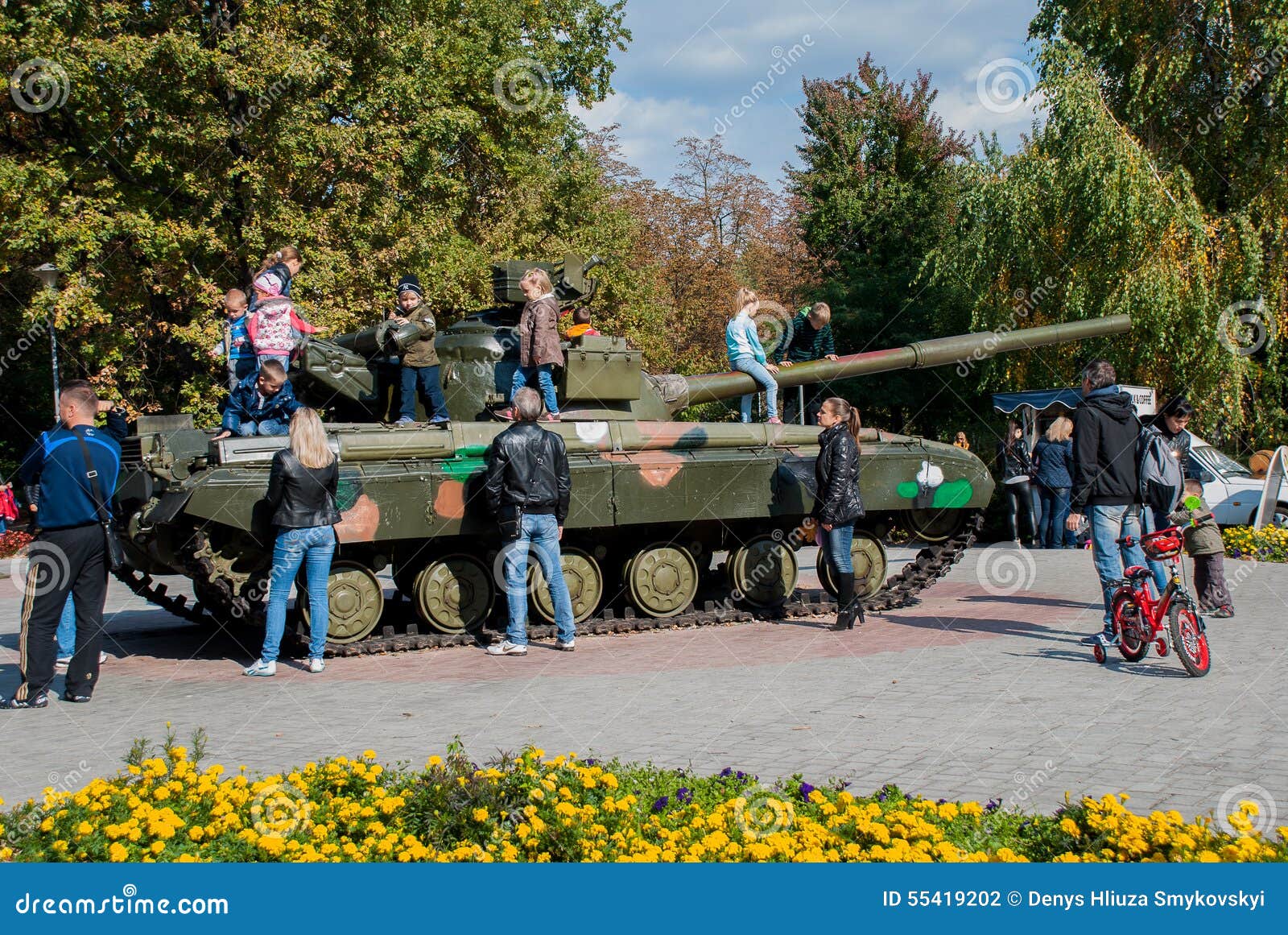 Запуск танка в парке