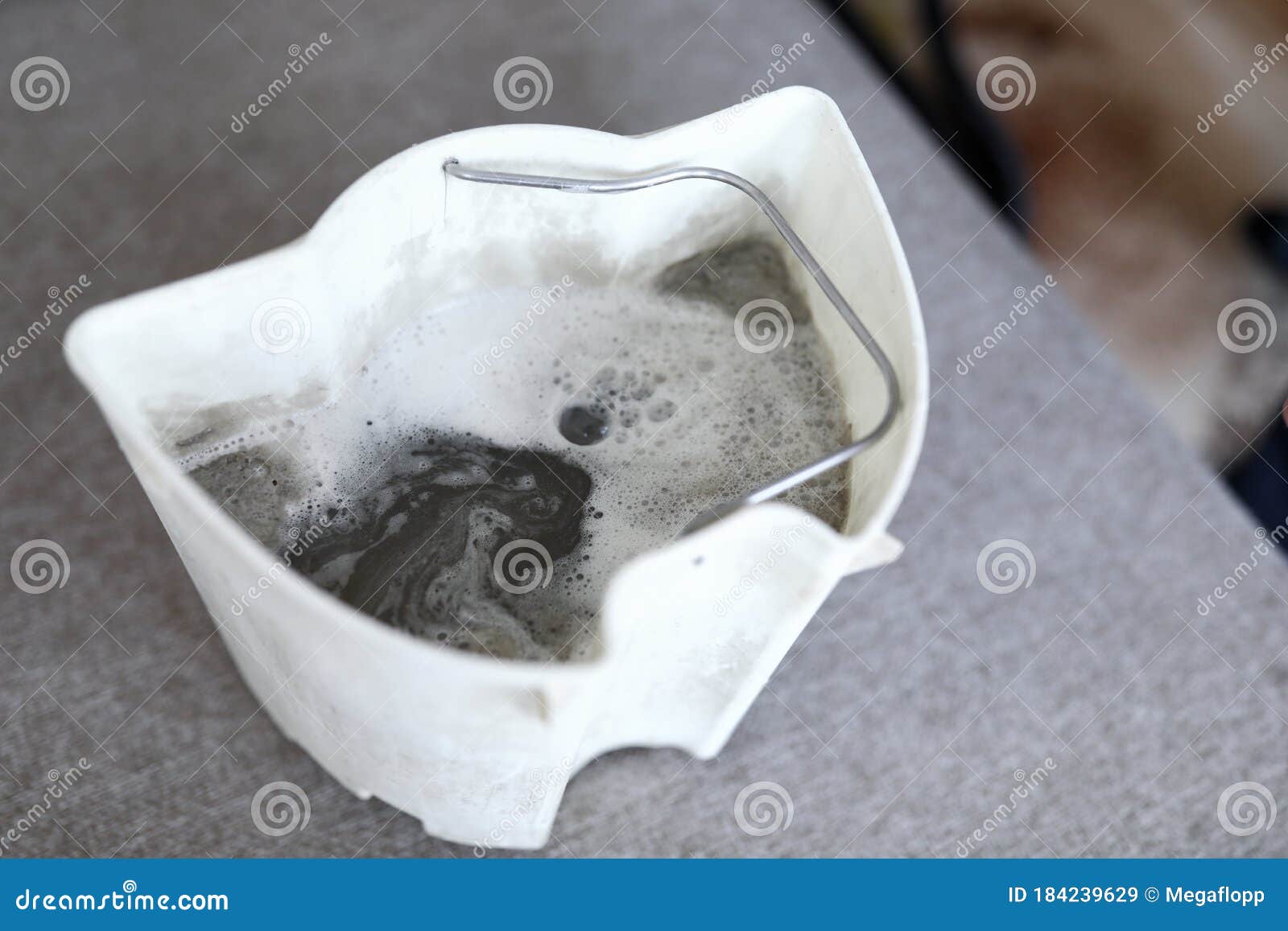 Tanque Aspirador Plástico Lleno De Agua Sucia Imagen de archivo - Imagen de  mantenimiento, detergente: 184239629