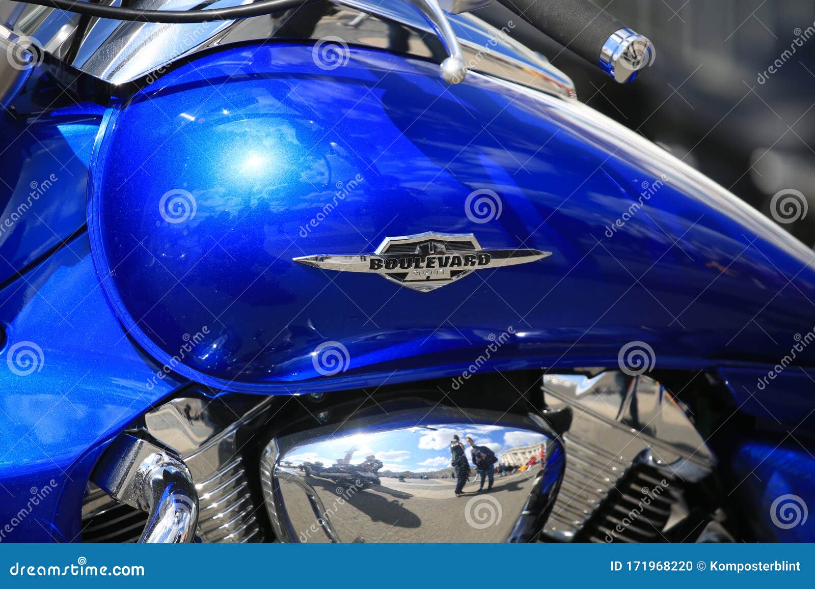 Tanque De Combustível De Moto Azul Suzuki Boulevard Com Logotipo. Vestiário  Imagem Editorial - Imagem de capacetes, harley: 171968220