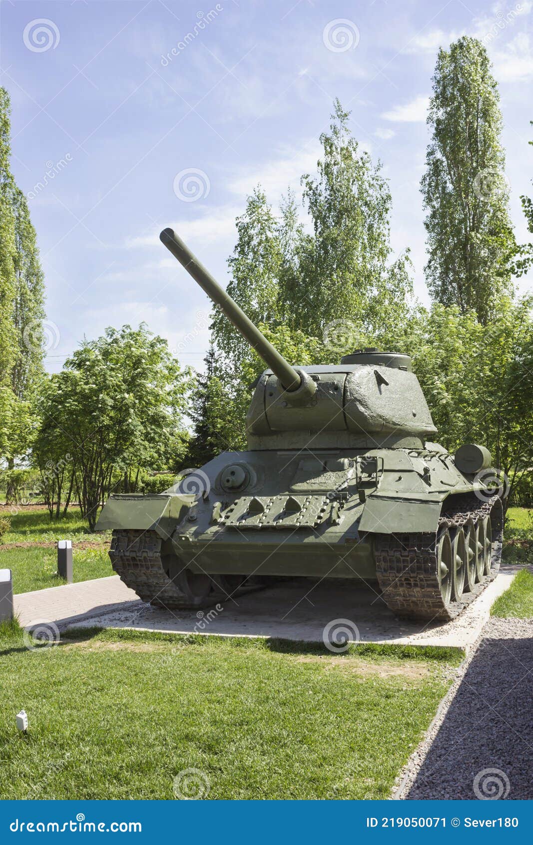 Tanque Soviético T34 Participante Segunda Guerra Mundial En Colores De  Verano Foto editorial - Imagen de tanque, segundo: 219050071