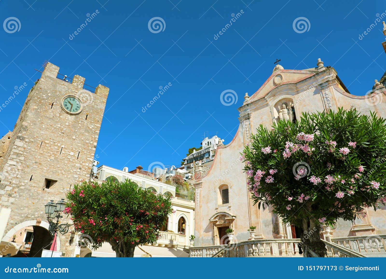 Taormina by med kyrkan för klockatorn och San Giuseppe i Sicilien, Italien
