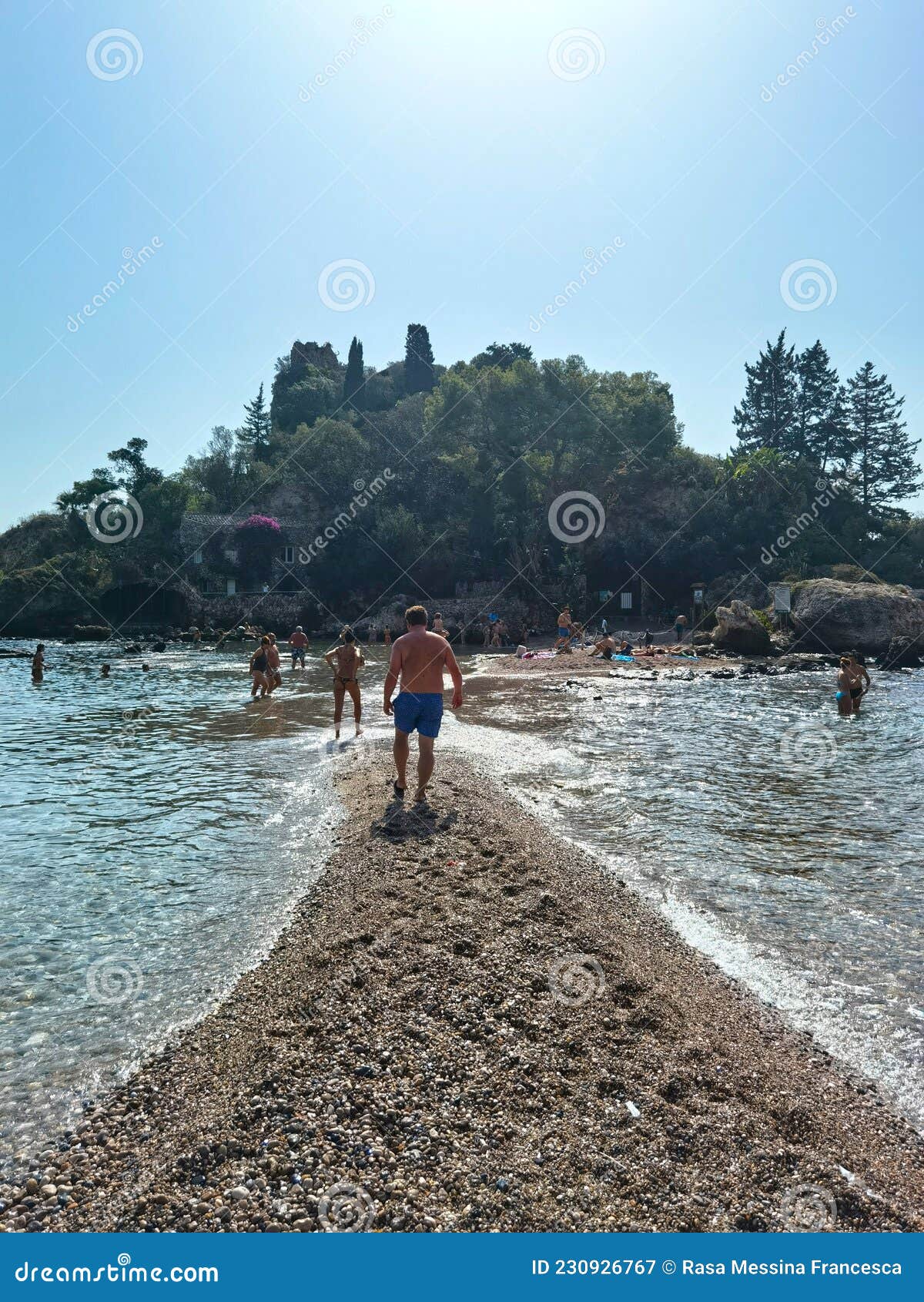 Taormina Sicily Italy. Gente Tomando El Sol En La Playa De Taormina