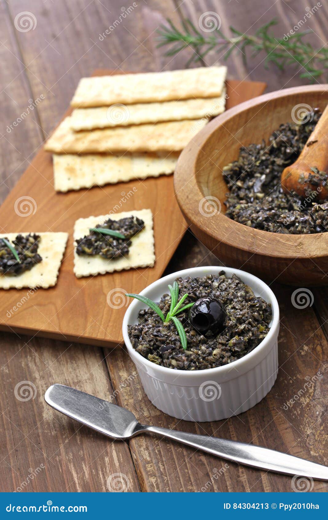 Tapenade Verde Oliva Con Las Galletas Imagen de archivo Imagen de aperitivo, alimento 84304213