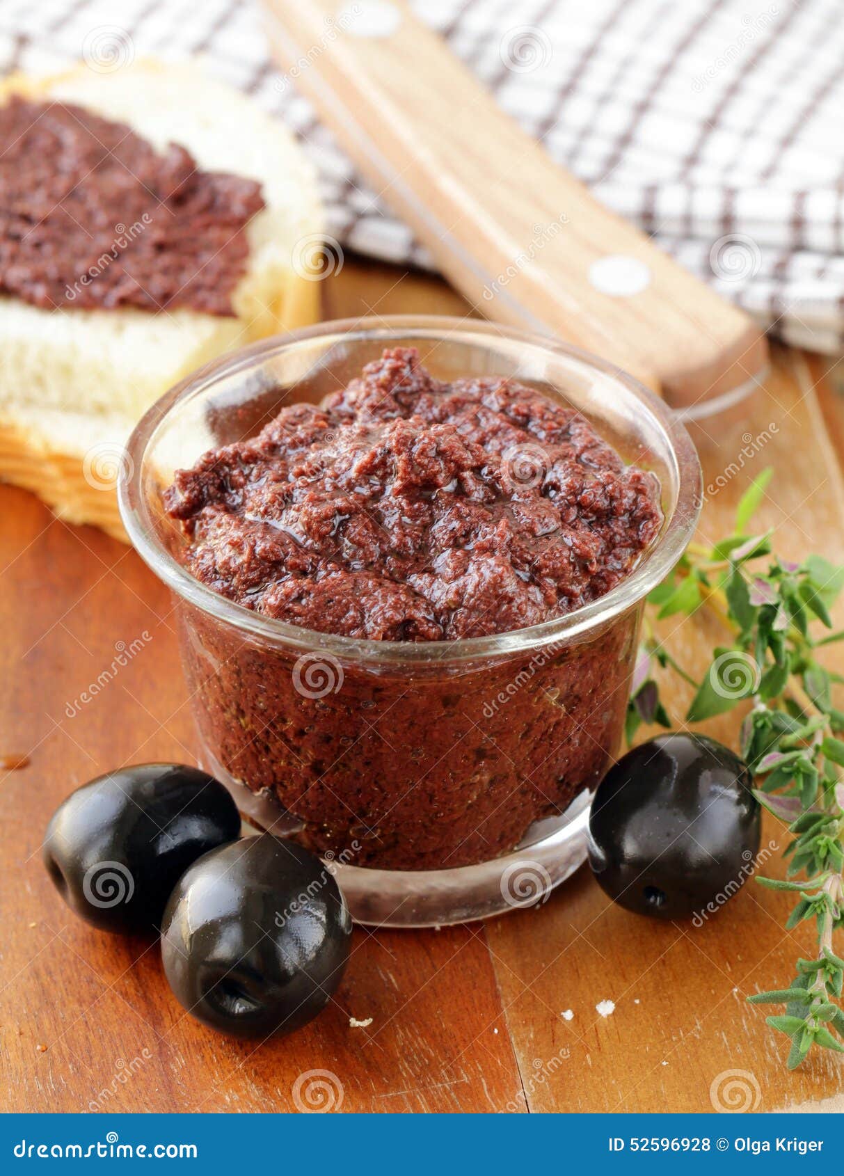 Tapenade Verde Oliva De Aceitunas Negras Con Las Hierbas Foto de archivo Imagen de aceituna