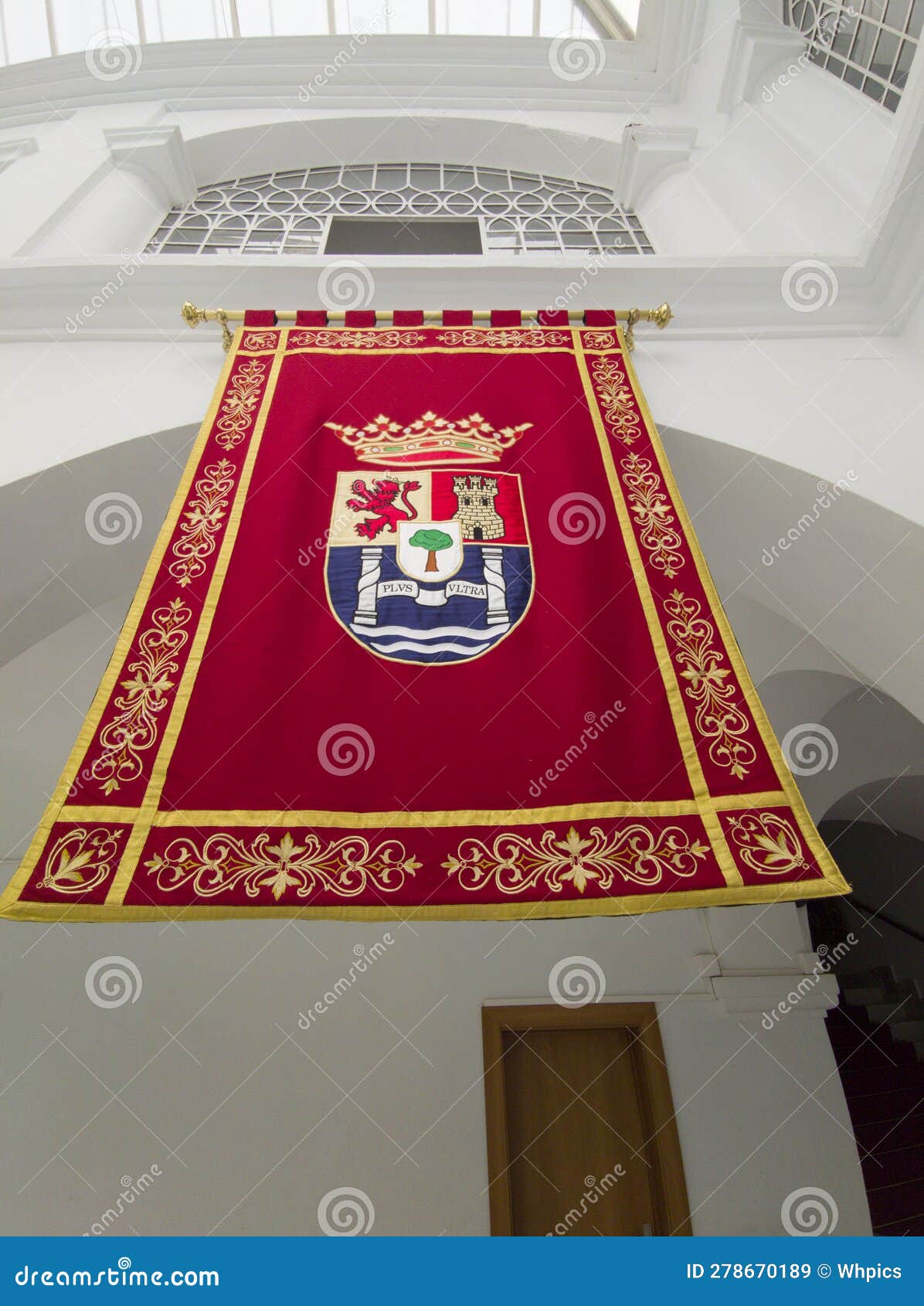 tapestry embroidered with the coat of arms of extremadura