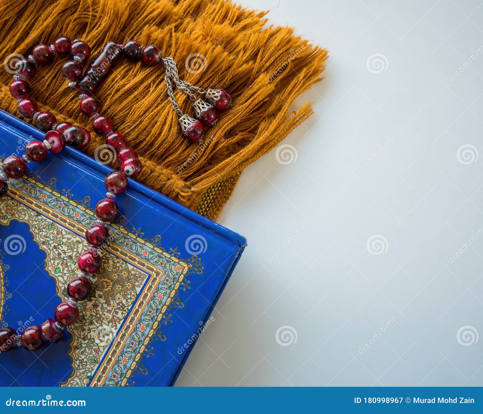 Tapis De Prière De Billes De Tasbih Ou Rosaire Et Saint Coran Image stock -  Image du islam, prière: 180998967